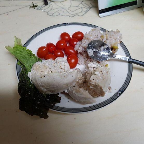 늦게 일어났다.... 이 식단은 아침이 아니라 아점인 걸로. 닭가슴살 50g(접시에 있는 거 반의 반. 닭가슴살 1회 권장량이 50g이었다더라.