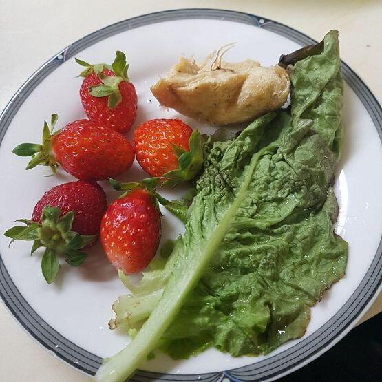 막내녀석 내 앞에서 짜파게티랑 육개장 같이 먹는 거 실화? 그래도 얻어먹지 않으리 저녁 식단 닭가슴살 50g 상추 2장 딸기 5개