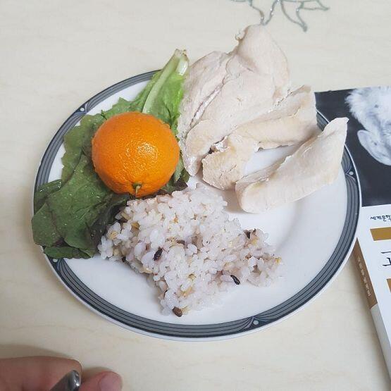 난 언제쯤 일찍 일어날 수 있을까.....ㅇㅅㅇ 아점 식단 닭가슴살 50g 잡곡밥 반 공기 상추 2장 귤 1개