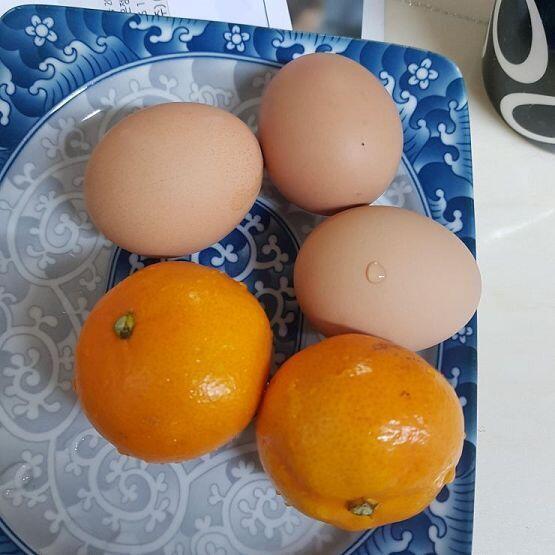 저녁 식단 귤 2개 삶은 계란 3개 어제 밀가루랑 기름진 걸 너무 먹었나봐 정말 피부에 뭐가 막 올라오고 있어 ㅠㅠ