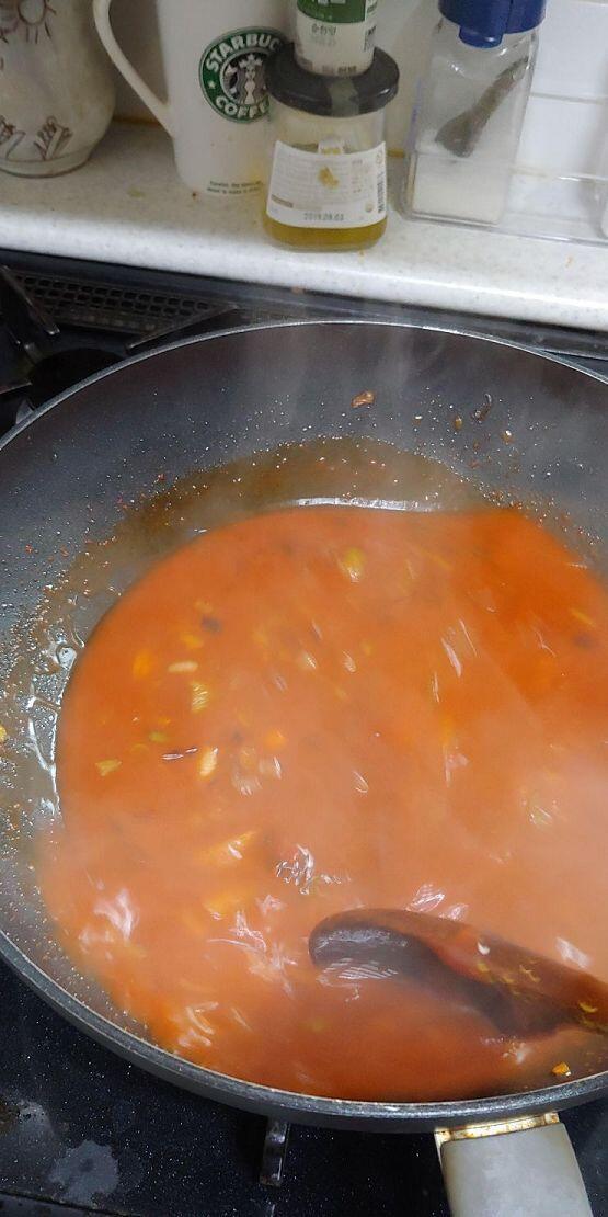 흠 탄 마늘이 둥둥 떠다니는군 그래도 맛있어보여! 이제 떡을 넣어볼까