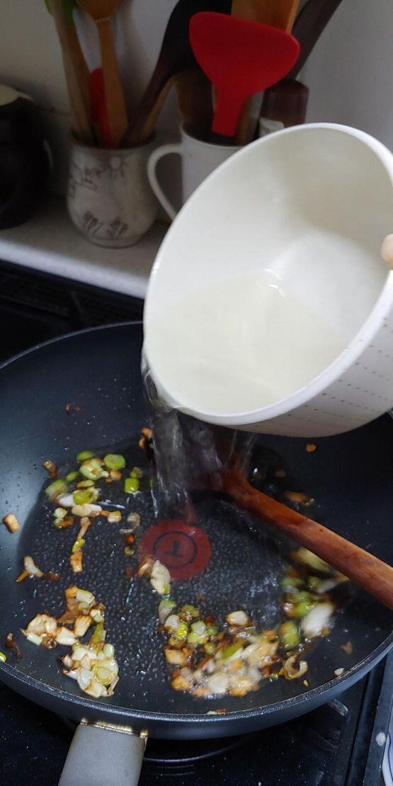 마늘이 조금 탔다,,, 하지만 육수를 투하!