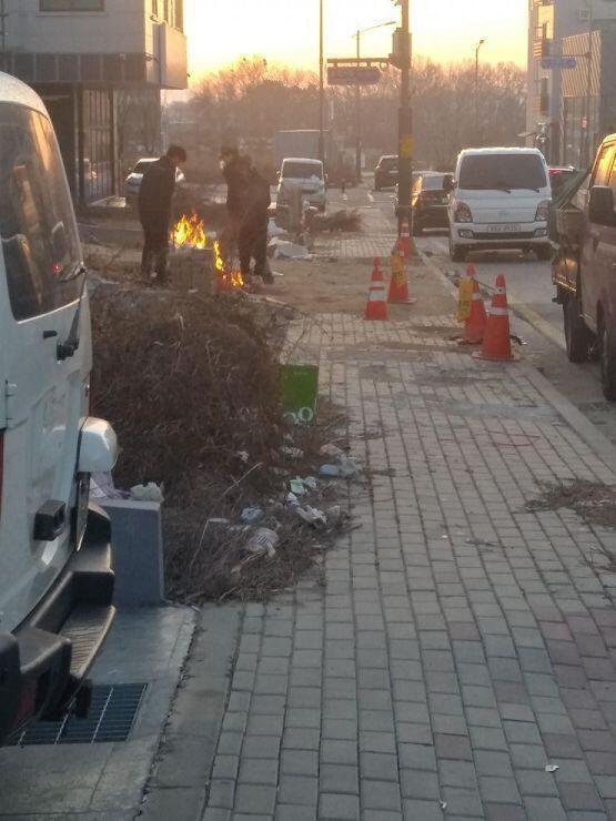 나도 쪼기서 손좀 녹일까