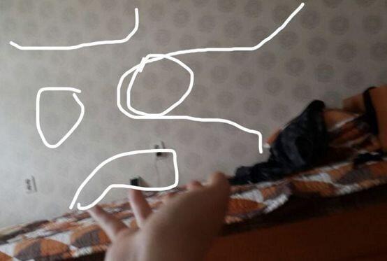 그냥 다시보면서 표시해봤는데 노란? 초록?그런거 여러개 보였었어 아까는 얼굴이 잇대서 얼굴만 표시하긴했지만 저게 벽 얼룩인지 빛때문에 그런진 모