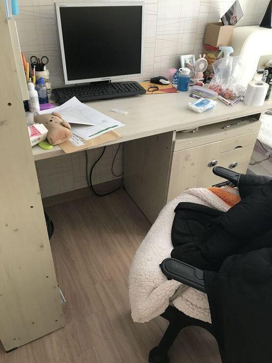 책상아래..??