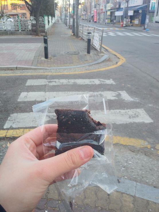 너무 추워서 한입 먹음