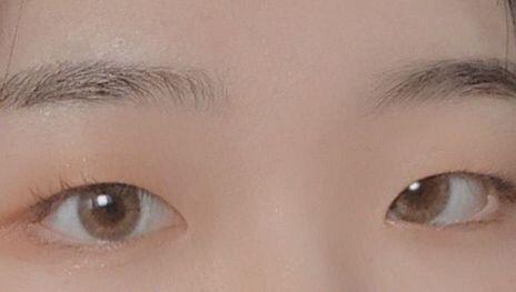 내 눈은 이렇게 생겼어! 내가 위에서 말해준대로 뷰러하면 속눈썹 저렇게 보여져😊