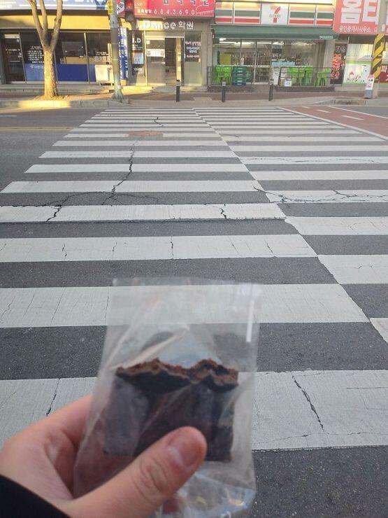 또 한입 이거 쪼꼬만데 되게 배부르네