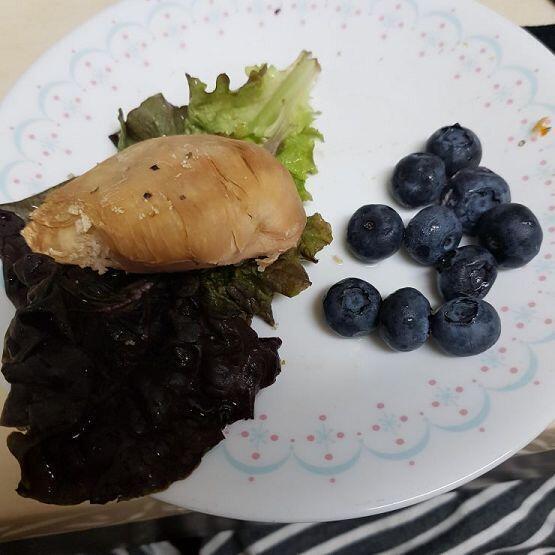 오늘 왜 이렇게 없어 보이지 하여튼 아점 식단 블루베리 반 줌 닭가슴살 50g 상추 2장 그동안 너무 나태해졌다 레더들 내가 오늘도 운동을 안