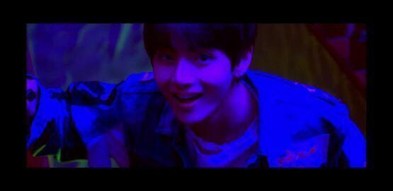 이거 방탄 뷔인데 이 얼굴과 이 표정으로 싸이코 연기 하면 잘 어울릴 것 같아. 이거 피땀눈물 일본 뮤빈데 뷔가 싸이코처럼 나옴...석진이 칼로