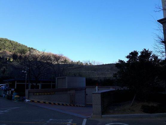 오른쪽으로 살짝 보이는 게 108동이다. 저 산 어디에 있는 것 같은데, 마실다니는 사람들이 간간히 보인다.