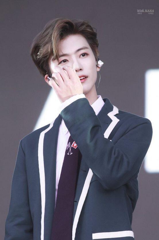 팬들한테 엄청 잘하구 애교도 많고 어릴 때부터 연생해서 과거도 깨끗하고 엄청 사랑둥이야. 이름은 나재민이구 좋아하는 별명은 본인 피셜 나나. 2
