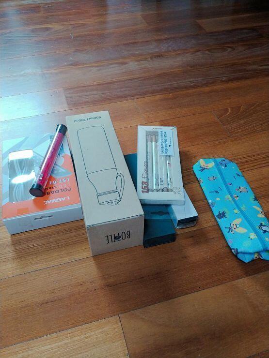 생각보다 별거 없넹,, 더 대박인건 사놓고 뜯지도 않은 렌즈 찾았엌ㅋㅋㅋㅋㅋㅋ 요즘 화장 안해서 렌즈 생각지도 못했는데 잘 끼지도 않을거 왜 샀