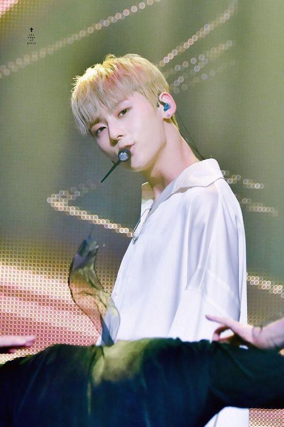 뉴이스트 워너원 황민현! 우리 황제님...ㅠ 살아 움직이는 움짤이 있어야 하는데ㅠㅠ