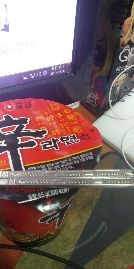헐? >>2 야 너 혹시..? 나 아침라면 먹으려고 물 붓고 여기 왔는데 대체 뭐지?! 나는 염력이 있어! 굉장하지! >>8 너의 핸드폰을 바닥