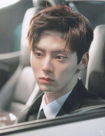 뉴이스트 워너원 황민현! 우리 황제님...ㅠ 살아 움직이는 움짤이 있어야 하는데ㅠㅠ