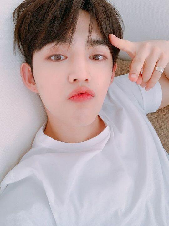 세븐틴의 에스쿱스야!! 진짜 너무 귀엽고 움짤 보내고싶은거 있는데 왜 안되는거야ㅠㅜㅠ 얼굴이 잘생기고 귀여워. 귀엽고 행동도 귀엽고 첫번째 사진
