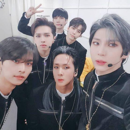 빅스도 있어 이제 큰형작은형 군대가는데 노래랑 퍼포먼스도 그렇고 팬사랑도 유명해!!! 난 무대랑 평소 모습이랑 180도 다른게 너무 귀여워서 입