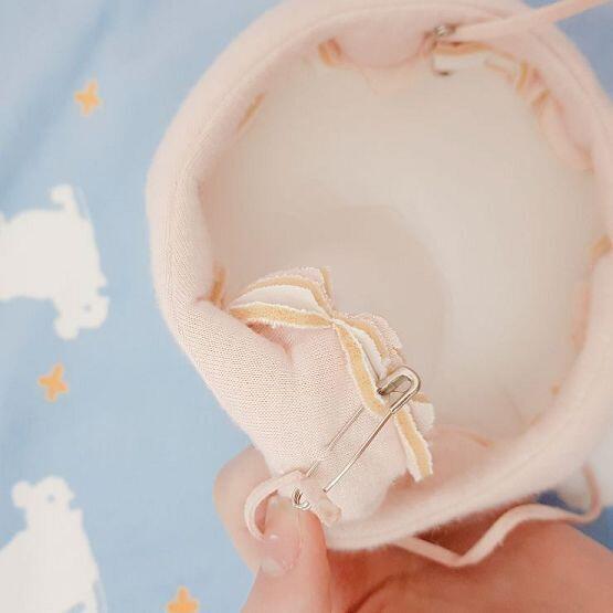 이건 베레모! 울 애기만 베레모 없는거같아서 하나 만들었어♡♡ 만들고나니까 울 애기 머리보다 조금 커서 헐렁하길래 탈부착 되도록 옷핀으로 끈 달