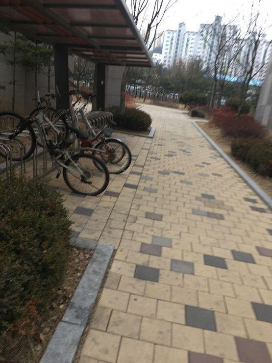 얘들아ㅠㅠ아무래도 나혼자는 무리같아서 여기사는 내 친구집에 들렀어...쫌있다 집에서 친구한테 밀실 스레 보여주고 같이 가보려고 미안해ㅠㅠㅠ아파트