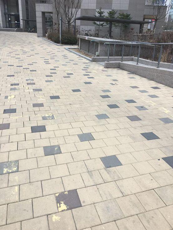 얘들아ㅠㅠ아무래도 나혼자는 무리같아서 여기사는 내 친구집에 들렀어...쫌있다 집에서 친구한테 밀실 스레 보여주고 같이 가보려고 미안해ㅠㅠㅠ아파트