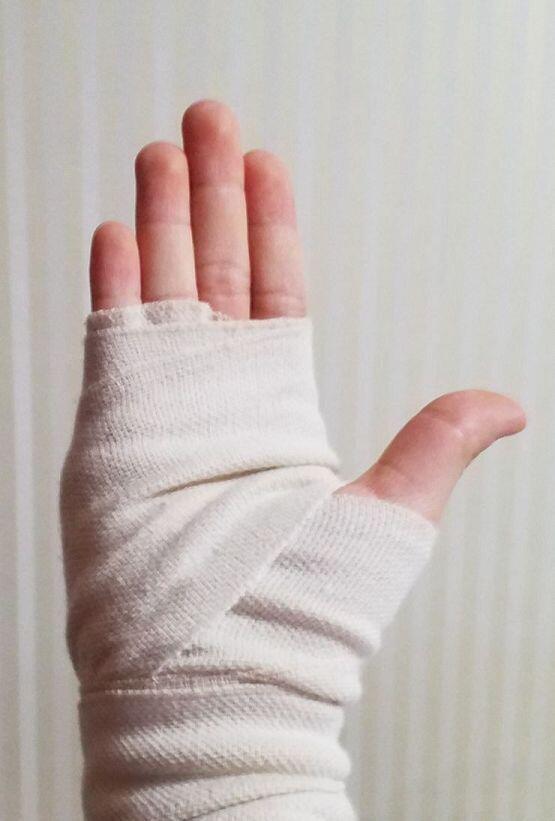 오른손은 당분간 못 쓸 것 같아서 왼손 그림을 연습하고 있어..! 좀 더 익숙해지게 되면 금방 이을게!
