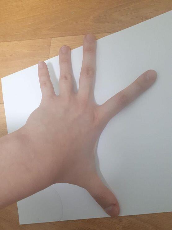 여자 손 17.5cm... 손 예쁘다는 말 정말 많이 들어 그리고 사탕 이런 것도 한움큼에 굉장히 많이 집을 수 있어서 굉장히 만족... ㅎㅎ 