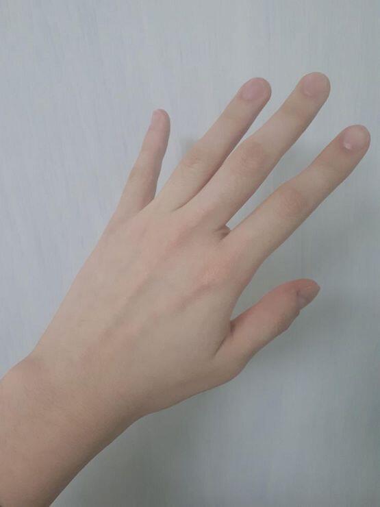 여자 손 17.5cm... 손 예쁘다는 말 정말 많이 들어 그리고 사탕 이런 것도 한움큼에 굉장히 많이 집을 수 있어서 굉장히 만족... ㅎㅎ 