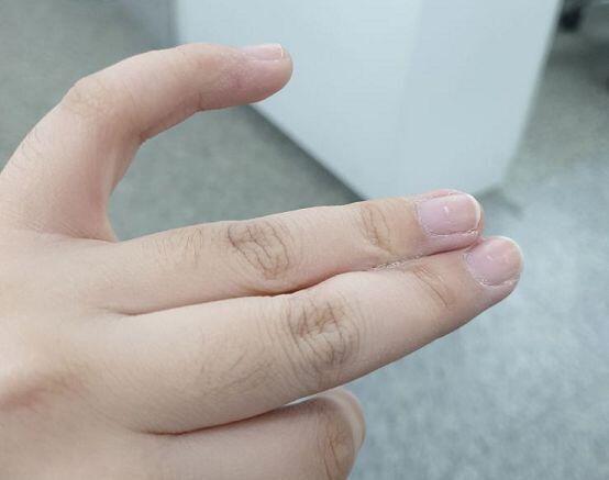 ㅋㅋㅋㅋㅋ 순간 접착제 흘러서 손에 오지게 붙었어... 물로 씻으면서 겨우 뗐는데 진짜 아팠다...