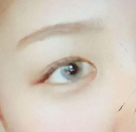 사진 잘 보이닝... 액정나간 예전 폰을 찍은거라 크랙이랑 화질은 이해해줘 ㅋㅋㅋ 하여튼 아이라인은 중간쯤서부터 얇게 꼬리만 빼줘 자연스럽게