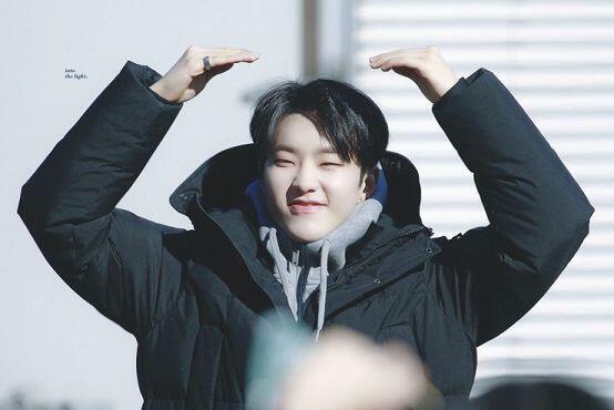 세븐틴의 호시 어때? 눈 찢어진 사람이 취향이라면 순영이지! 웃을 때도 귀엽게 웃어ㅋㅋㅋㅋ 완전 애기같지 않아? 그리고 퍼포먼스팀 리더라서 무대