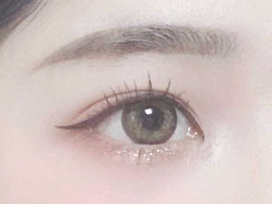 난 이렇게 그리는데 음 ... 난 붓펜 아이라이너만 써! 눈 감고 그냥 눈 끝에 라인 따라서 쭉 한번 길게 긋고 눈 뜬 상태로 더 수정해서 그리