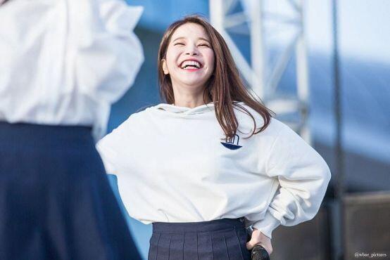 여돌은 안파려나...? 마마무 솔라. 눈이 찢어진건 아닌듯한데 착하게 생겼고(무대에서만 가끔 호랑이됨) 웃을때 해맑아서 별명 "김흐헤"고 바보같