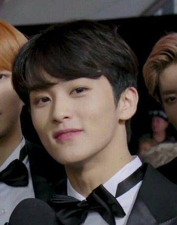 난 누가 뭐래도 우리 마크 .. nct멤번데 진짜 팬들사이에서나 멤버들 사이에서 매우 착하기로 유명해 ..! 착해서 정말 바보같구 ..>< 형들