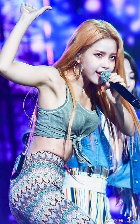 여돌은 안파려나...? 마마무 솔라. 눈이 찢어진건 아닌듯한데 착하게 생겼고(무대에서만 가끔 호랑이됨) 웃을때 해맑아서 별명 "김흐헤"고 바보같