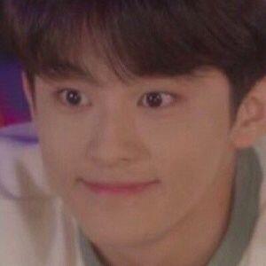 난 누가 뭐래도 우리 마크 .. nct멤번데 진짜 팬들사이에서나 멤버들 사이에서 매우 착하기로 유명해 ..! 착해서 정말 바보같구 ..>< 형들