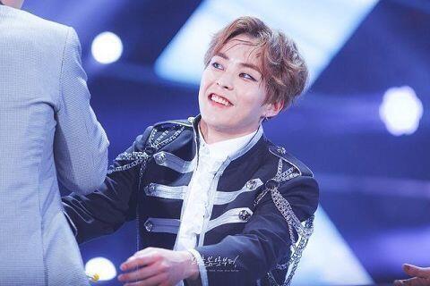 사스가 김민석 영업,, 위에도 있지만 다들 김민석하세요,,, 올해 군입대라니 말이 돼,,,? 저얼굴에,,,? 난 처음에 시우민이 젤막낸줄알았다고