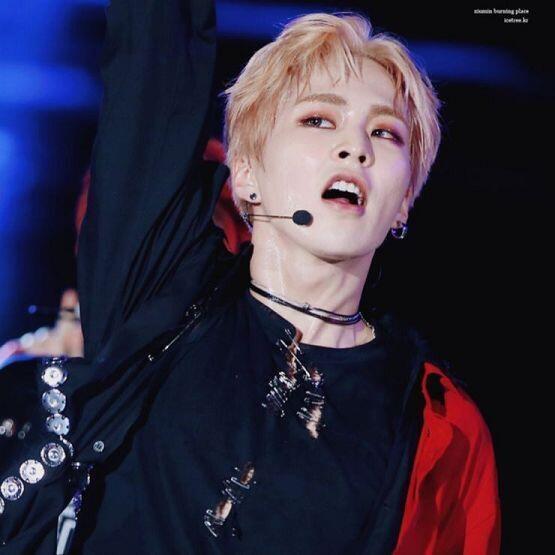 사스가 김민석 영업,, 위에도 있지만 다들 김민석하세요,,, 올해 군입대라니 말이 돼,,,? 저얼굴에,,,? 난 처음에 시우민이 젤막낸줄알았다고