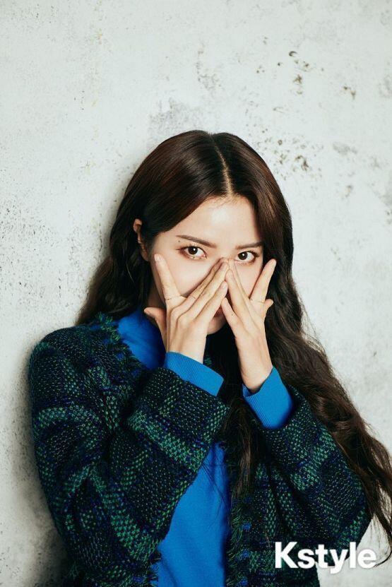 여돌은 안파려나...? 마마무 솔라. 눈이 찢어진건 아닌듯한데 착하게 생겼고(무대에서만 가끔 호랑이됨) 웃을때 해맑아서 별명 "김흐헤"고 바보같