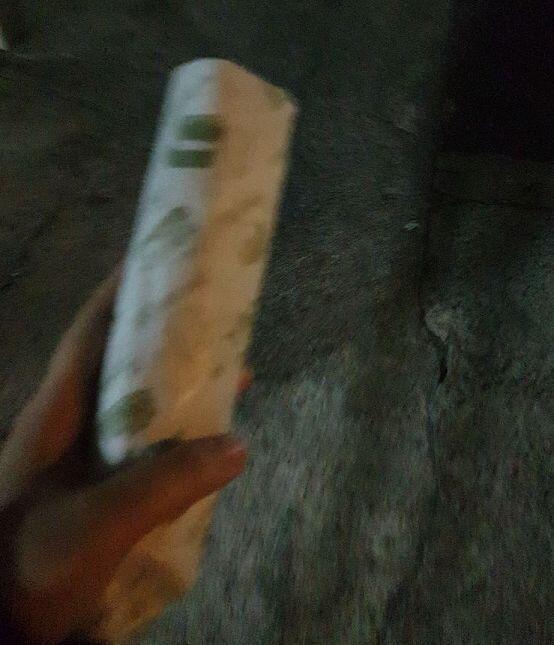 김밥 들고 퇴근중 뛰는거 아님 신나긴 했지만 기력이 딸려서 걷는 중임