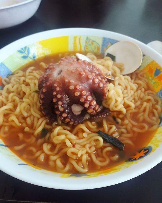 바닷가 여행 가서 먹은 해물라면!