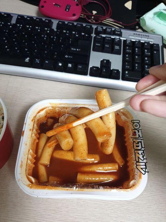뻐꾸기들 너무 많아서 한 젓가락에 못들겠잖아 ㅋㅋㅋ ㅠㅠ 내 계획은 떡 하나주고 튀는거였는데