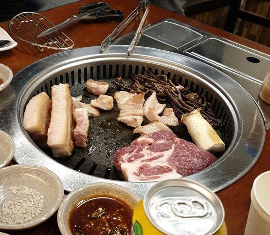 아무튼 나는 고기를 먹으러 왔다 하하하하하