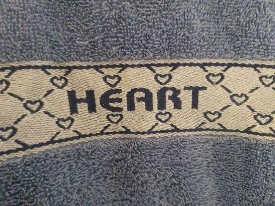 수건 반대면인 거 아님? 좌우 반전하면 HEART 인데 원래 수건 반대면은 좌우 반전돼서 보이잖아