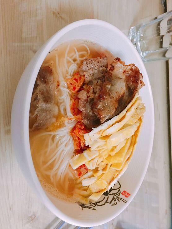 오늘 차돌박이 잔치국수 먹었어. 아빠가 쉬는 날이라고 만들어줬는데 자랑하고 싶어서 ㅎㅎ