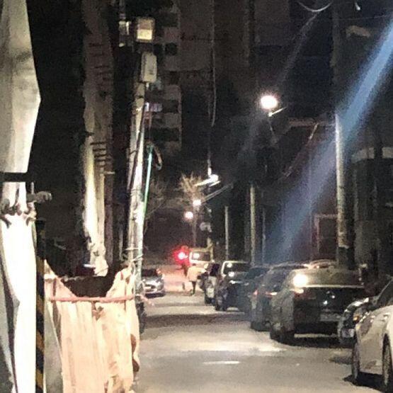 가로등 오른쪽 안보이지 너네도 이젠 내가 정신이 이상해진건가 생각도 든다 왜 안보이는거지