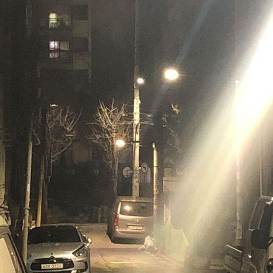 이렇게보였었어 위 스레처럼 왼쪽만 보이는게 아니라 그리고 저 표지판보다 두배가량 더 크고 아예 다 흰색이었어. 오른쪽에 있었고. 가로등 오른쪽.
