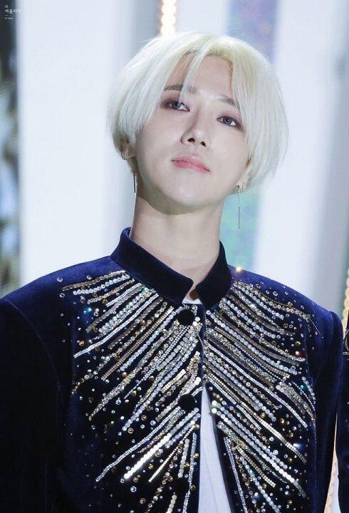 슈퍼주니에 예성인데 진짜 귀엽고 팬들 사이에서도 착하다 그러고 귀엽기도 엄청 귀여워 손도 엄청 작아서 멤버들이 놀리는데 반응이 딱 놀리고싶은 사
