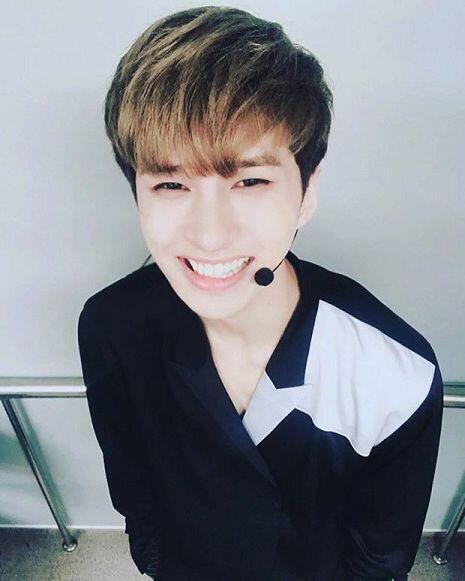 이거 별명이 갭신갭왕인 쟈니 얘긴데 딱ㅋㅋㅋㅋㅋ 빅스 메인보컬 켄! 놀랍게도 모두 같은 사람임ㅋㅋㅋ얘는 무대 위에서만 서면 진심 카리스마 장난 