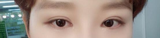 큐큐 왜 분명 평소 화장은 좀 더 짙은데 남아있는 사진이 없냐 따흐흑 ㅠ 이 사진들은 면접용/증사 촬영용으로 한 눈화장..! 최대한 옅게... 